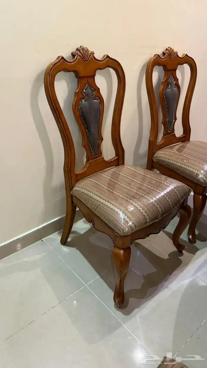 طاولة دائرية و فاترينا صحون للبيع 4