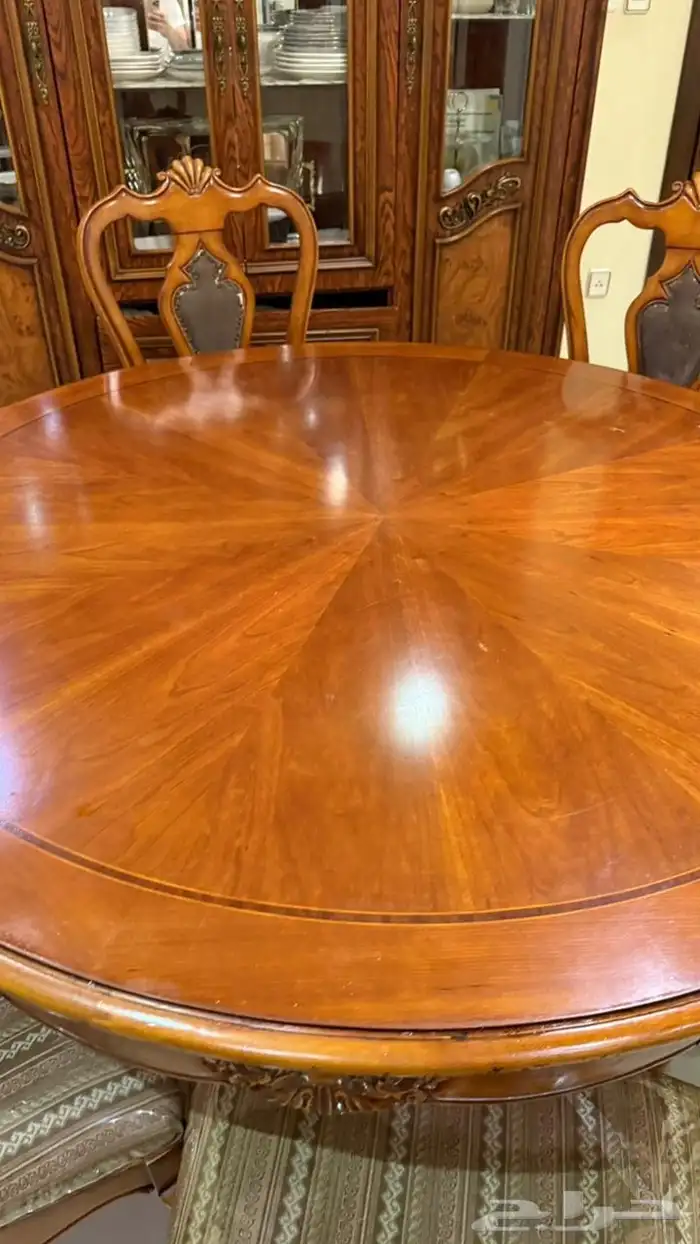 طاولة دائرية و فاترينا صحون للبيع 2