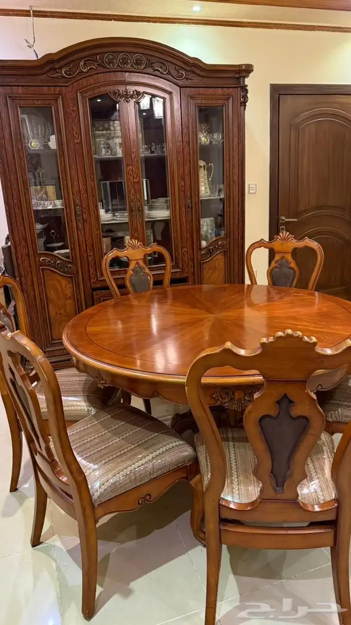 طاولة دائرية و فاترينا صحون للبيع 1