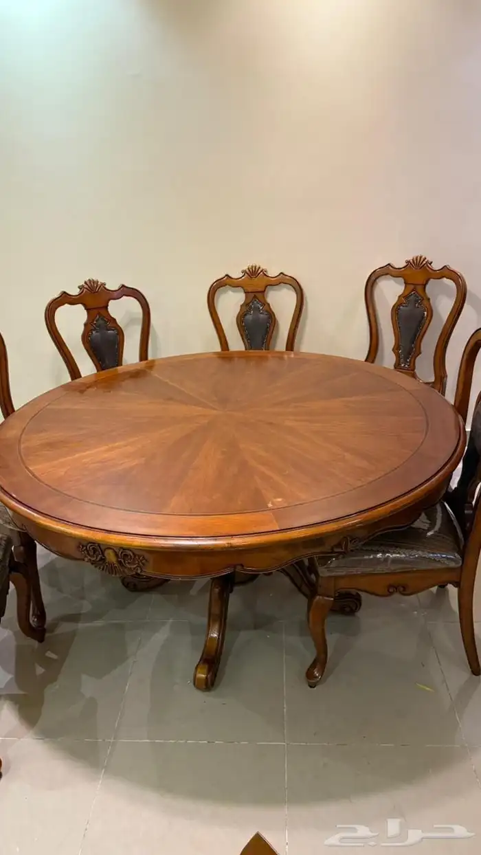 طاولة دائرية و فاترينا صحون للبيع 0