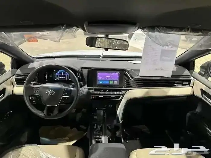 تويوتا كامرى E هايبرد 2025 لون ابيض 11
