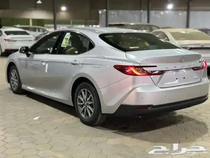 تويوتا كامرى E هايبرد 2025 لون ابيض 7
