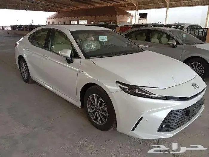 تويوتا كامرى E هايبرد 2025 لون ابيض 5
