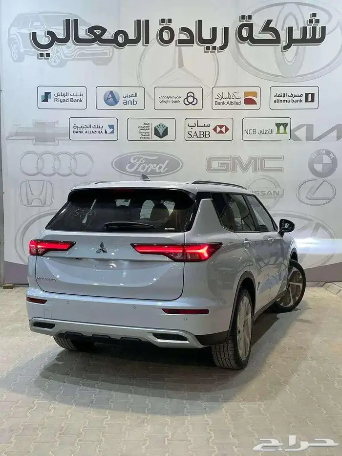 ميتسوبيشي اوتلاندر 4 4 نص فل فل كامل 7 راكب 2025 بنوك 2