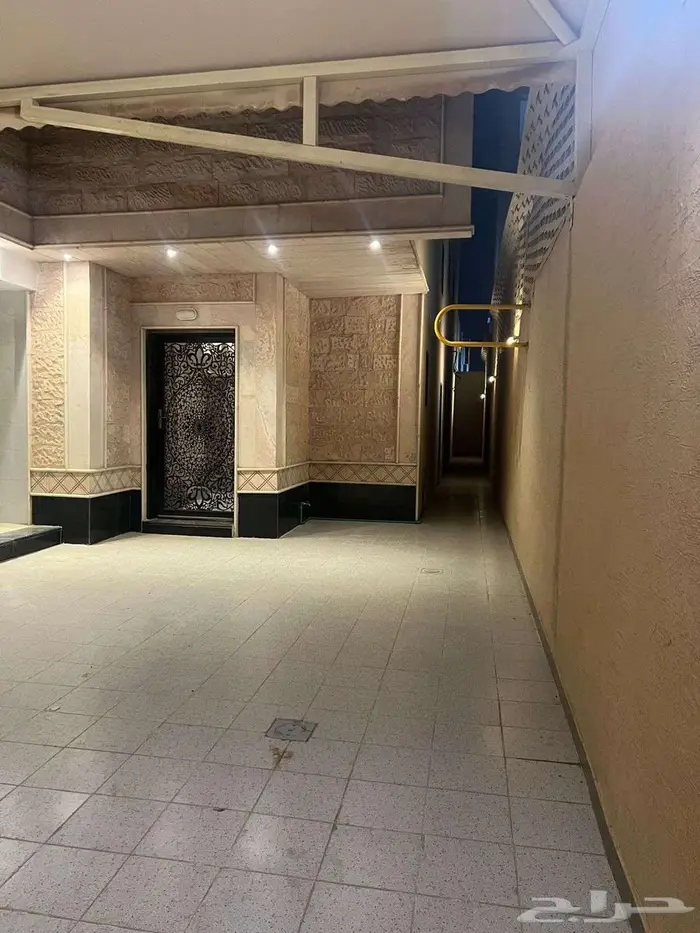 فيلا فاخرة بدرج داخلي مع شقتين بحي الطويق الرياض 1