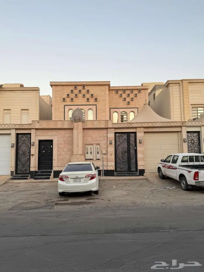 فيلا فاخرة بدرج داخلي مع شقتين بحي الطويق الرياض 0