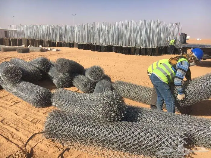 تركيب السياج الأمني الحديدي و زراعة النخل و المظلات و غيرها 0