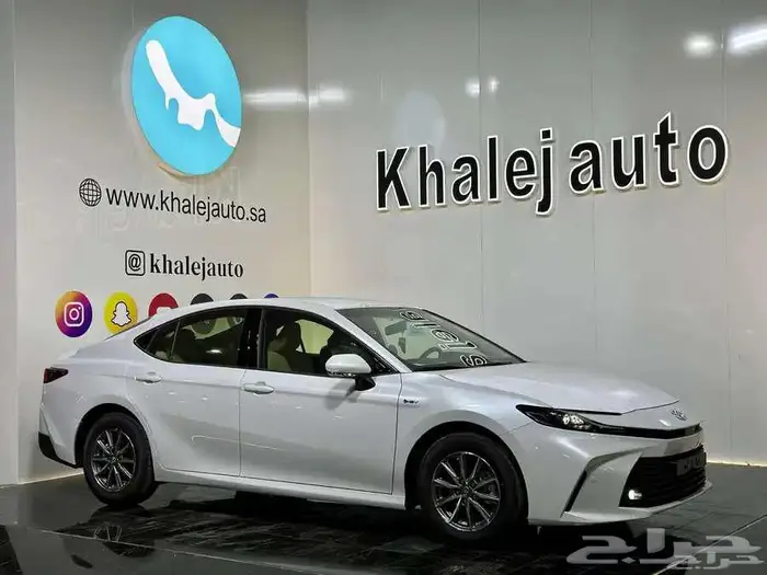 تويوتا كامرى E هايبرد 2025 لون ابيض 1