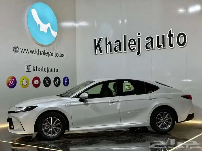 تويوتا كامرى E هايبرد 2025 لون ابيض 4