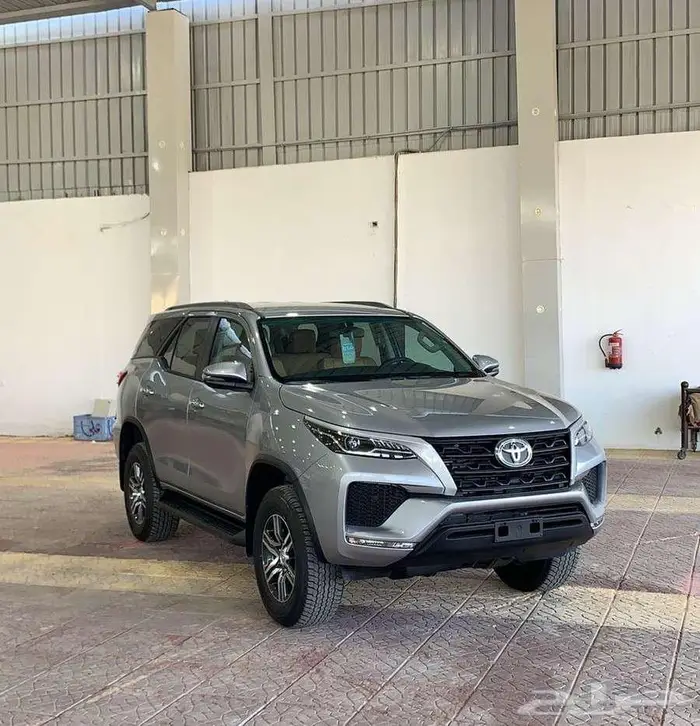 تويوتا فورشنر 2024 ديزل2.4 4x4 فضي 2