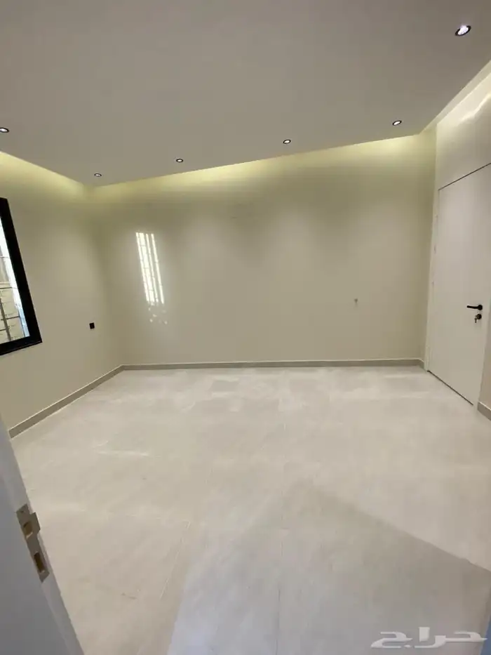 شقه روف دور ثاني مع ملحق بالخميس بسعر 630 الف بجوار الخدمات 12