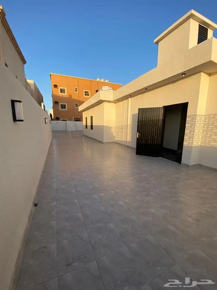 شقه روف دور ثاني مع ملحق بالخميس بسعر 630 الف بجوار الخدمات 5
