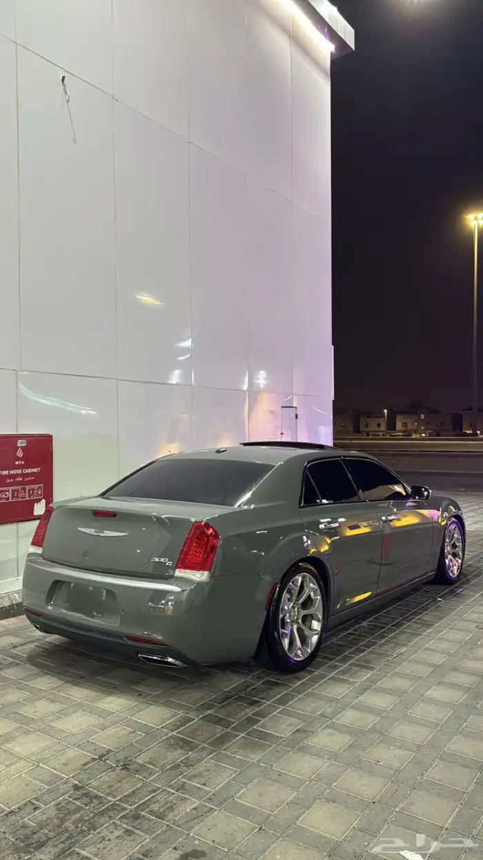 للبيع كرايزلر 2017 C300 اكزاكتيف V8 3