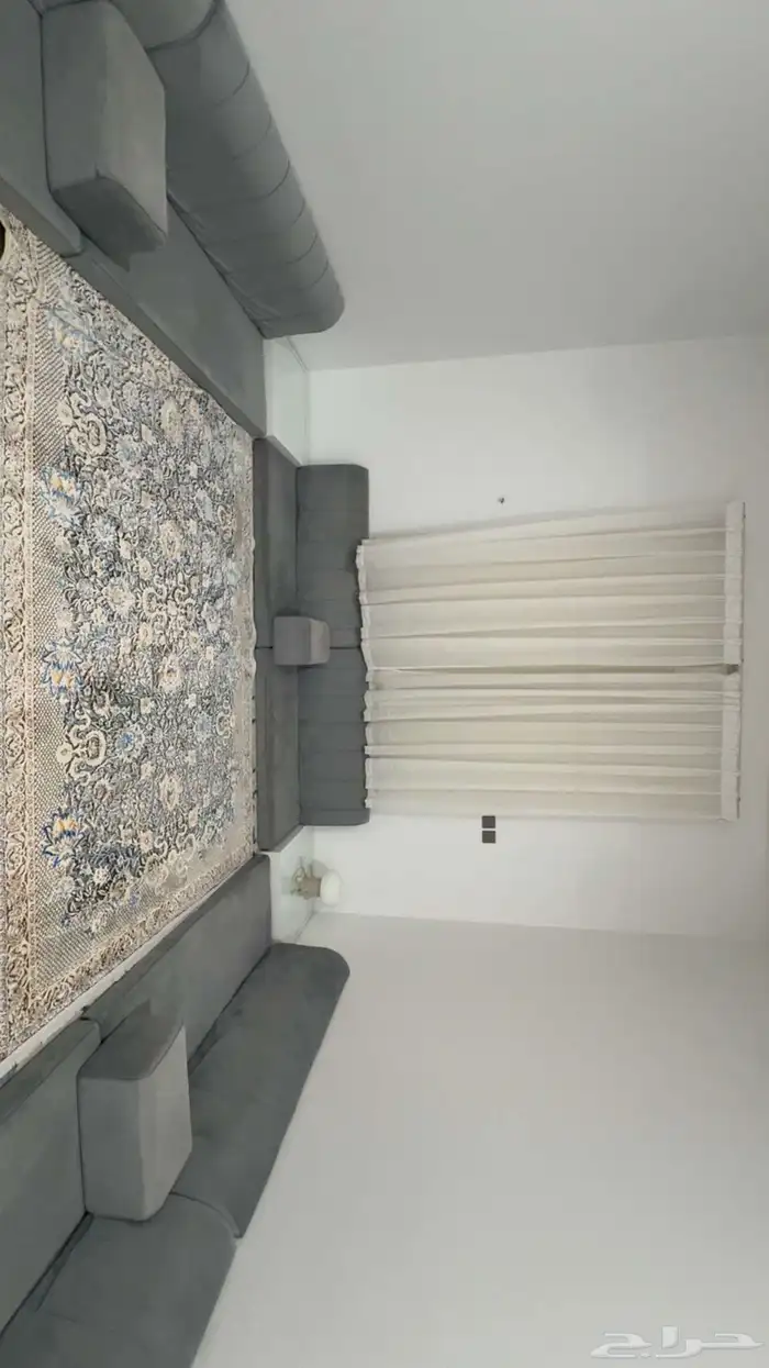 كنب ارضي للبيع مع طاولات الزوايا والستاره 400 0