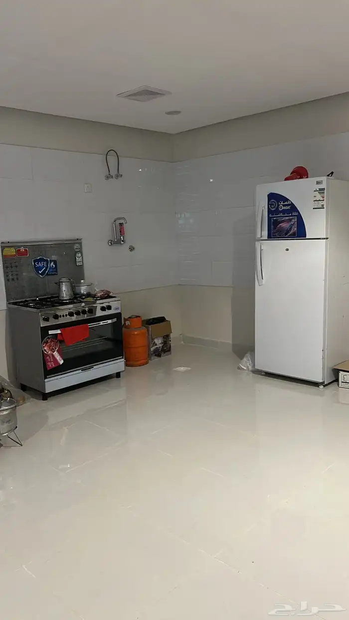 سترحه للإيجار اربع غرف وثلاث حمامات وصلاتين وحوش 0