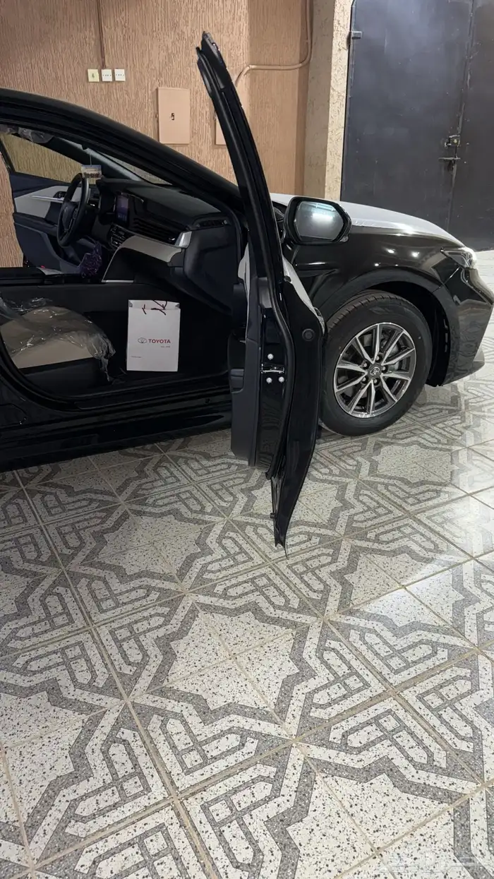 كامري 2025 اسود ستاندر بنزين E 7