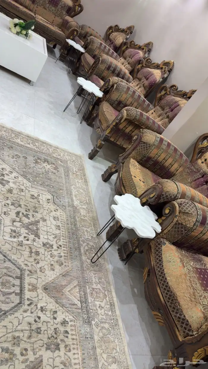 كنبات وطاولات وسجادة للبيع 0