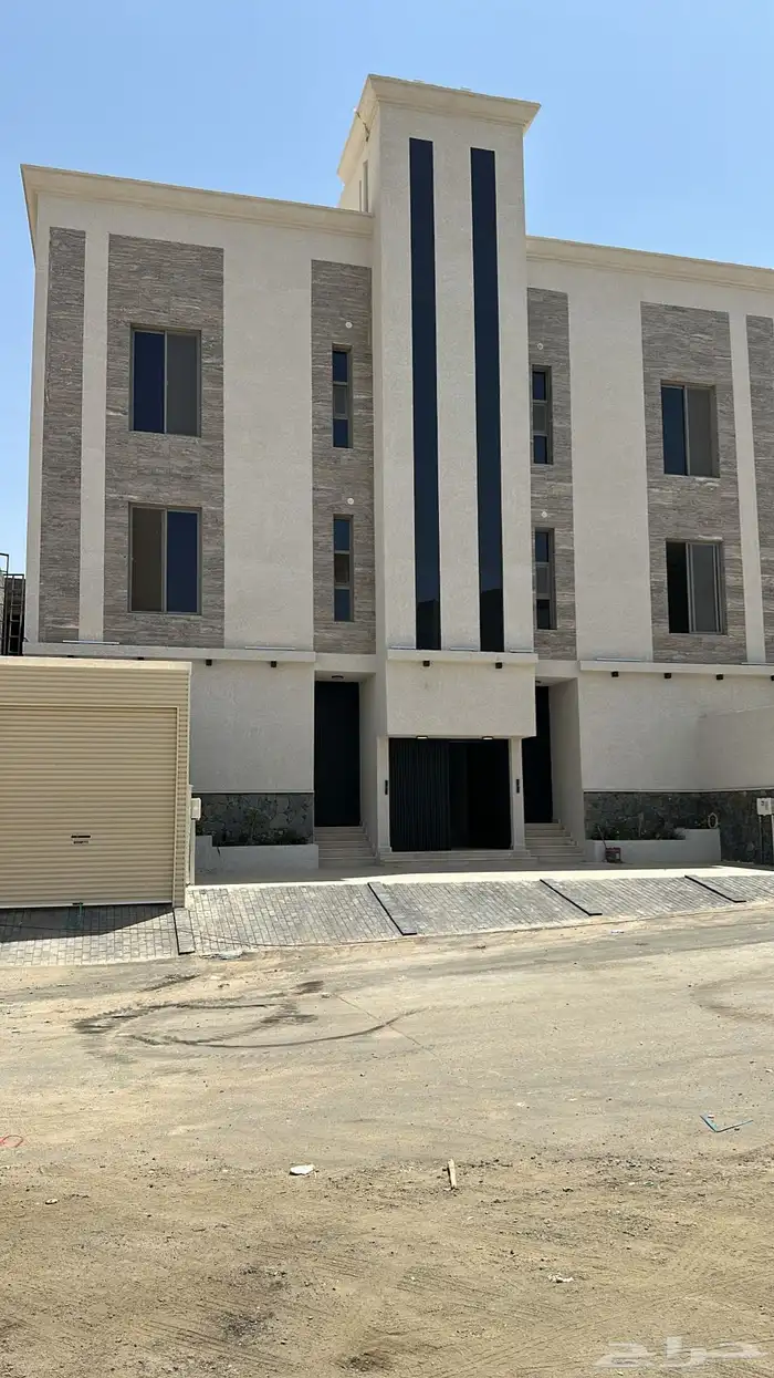 شقق تمليك علوي بسطح خاص جوار نادي ضمك وكبري باحص تشطيبvip 18