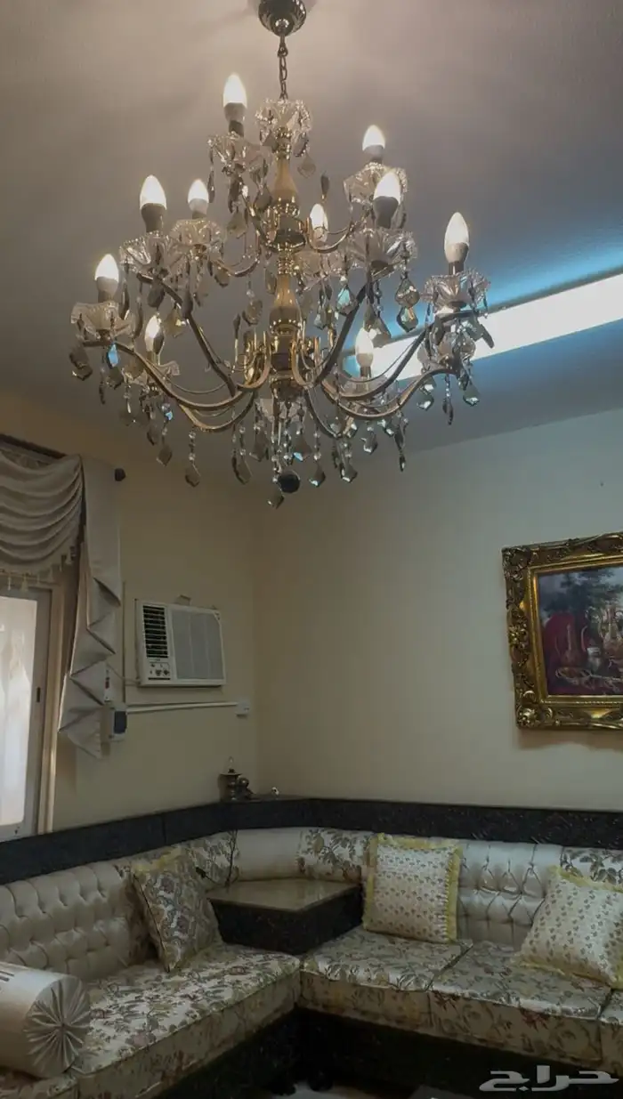 مجلس مغربي مع طاوله وثريا ولوحه 2