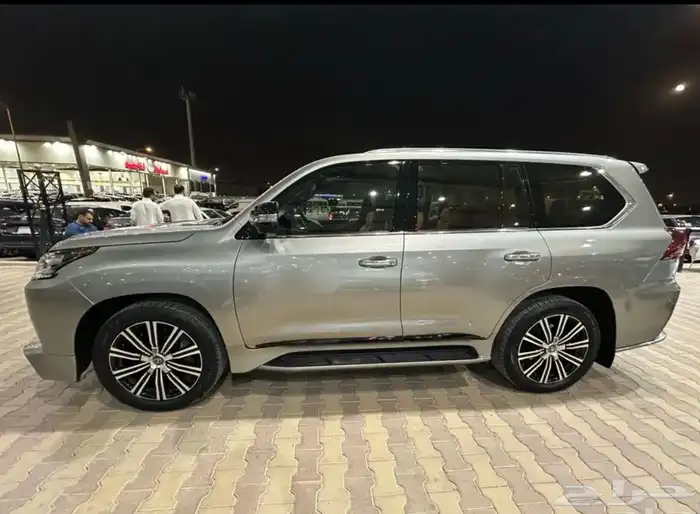 لكزس LX570 موديل 2018 فل كامل نضيف جدا 4