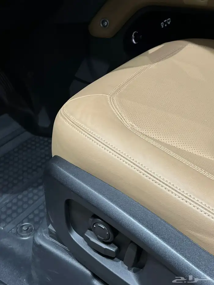 لاند روفر ديفيندر P400 HSE X-dynamic 2025 11
