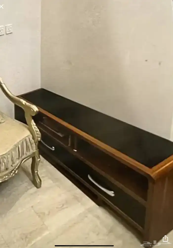 طاوله تلفزيون جديده استعمال خفيف و2كرسي كلاسيك جديده 0