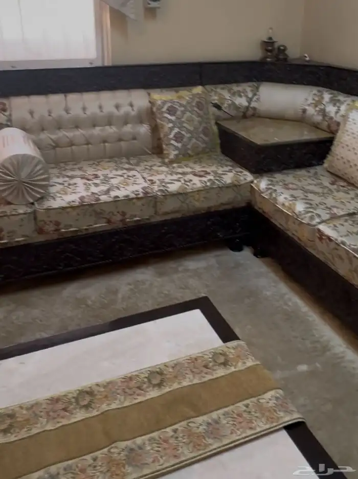 مجلس مغربي مع طاوله وثريا ولوحه 1