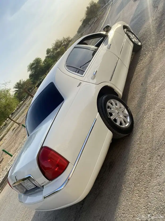 للبيع لينكون تاون كار 2007 للبيع أو البدل 10