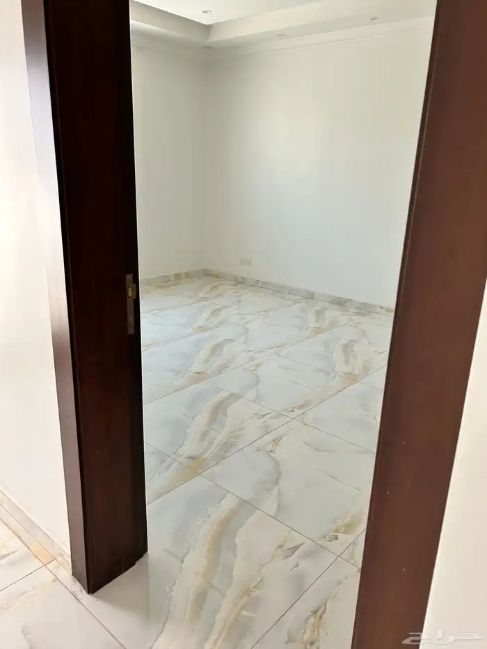 شقة للإيجار حي الفلاح دور ثاني بسطح 0
