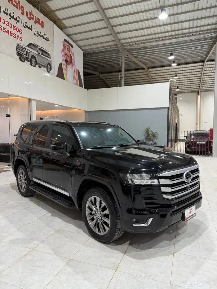 لاندكروزر L4 سعودي 2025 اسود شبه جديد 2