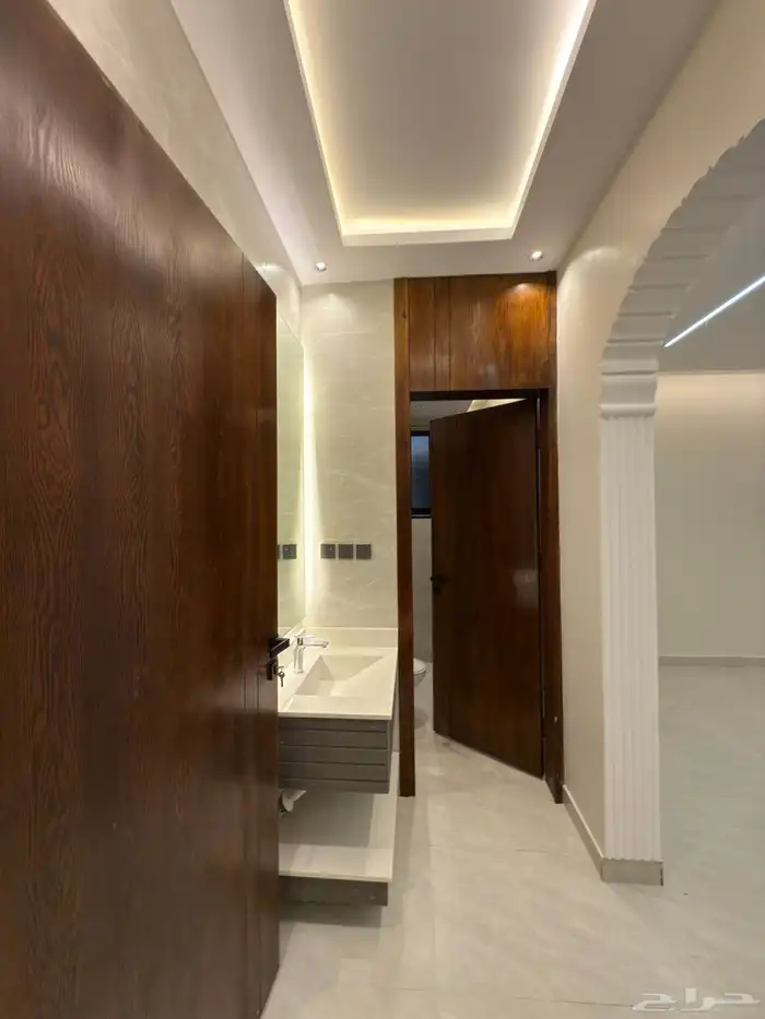 للبيع ادوار ارضيه بحوش بمساحات كبيره ب ابها حى الزهور 18