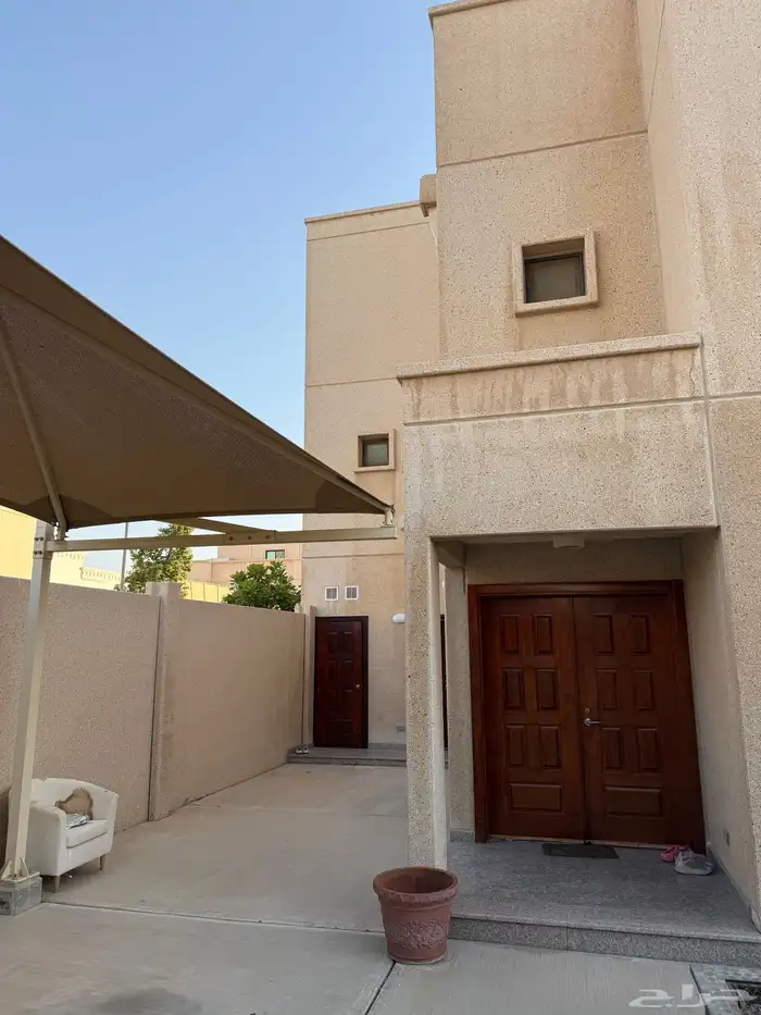 فله في موقع مميز قريبه من مركز الحاره والمسجد نافذ 13