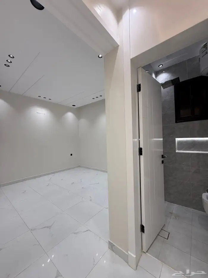 للبيع دور ارضي 6 غرف بحوش حي الأسكان طريق أبها الخميس 26
