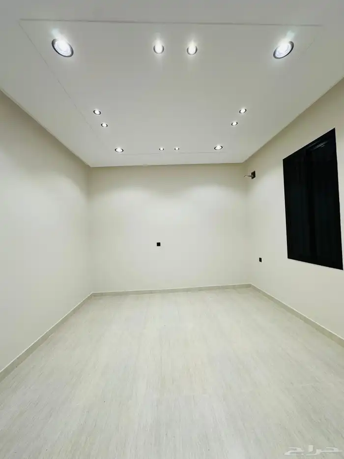 للبيع دور ارضي6غرف بمدخل سياره ع شارعين بأحد رفيده 12