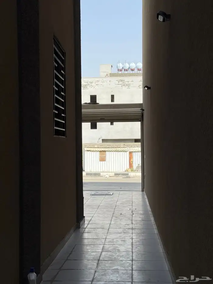 للبيع دور ارضي 6 غرف بحوش حي الأسكان طريق أبها الخميس 21