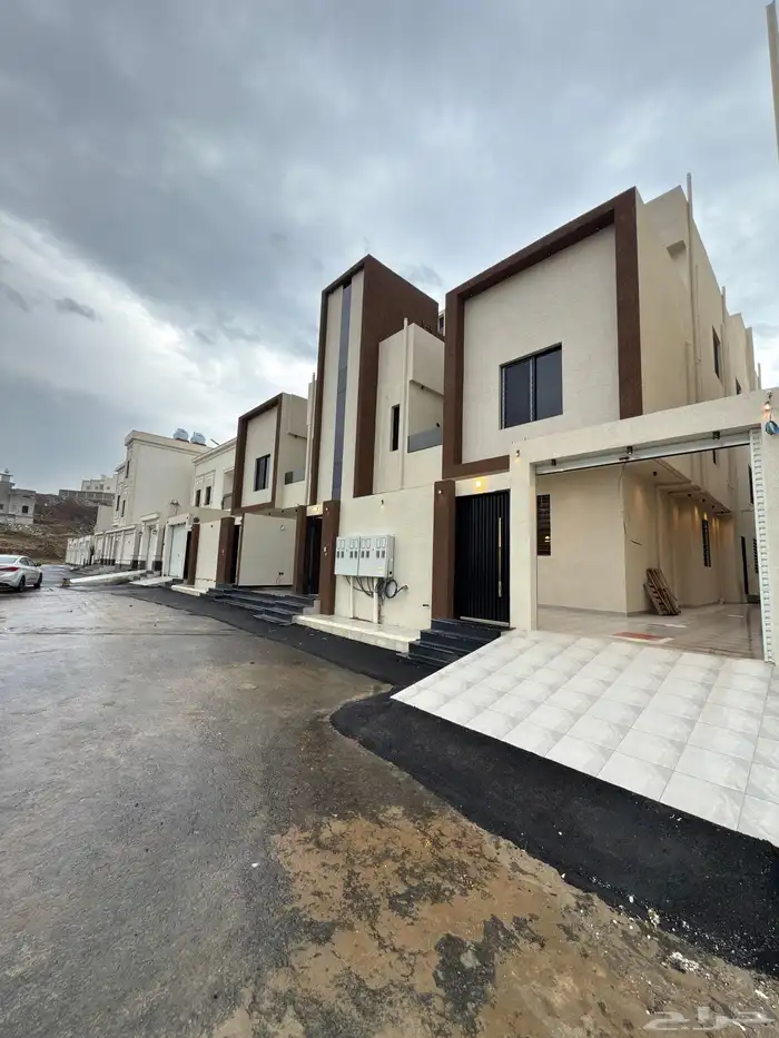 للبيع ادوار ارضيه بحوش بمساحات كبيره ب ابها حى الزهور 1