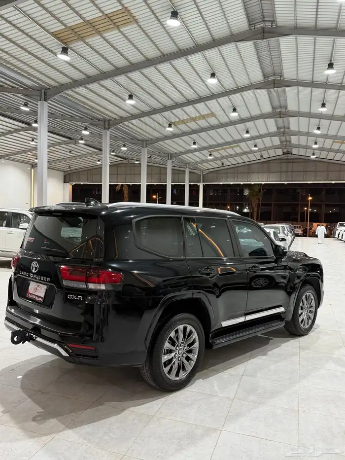 لاندكروزر L4 سعودي 2025 اسود شبه جديد 4