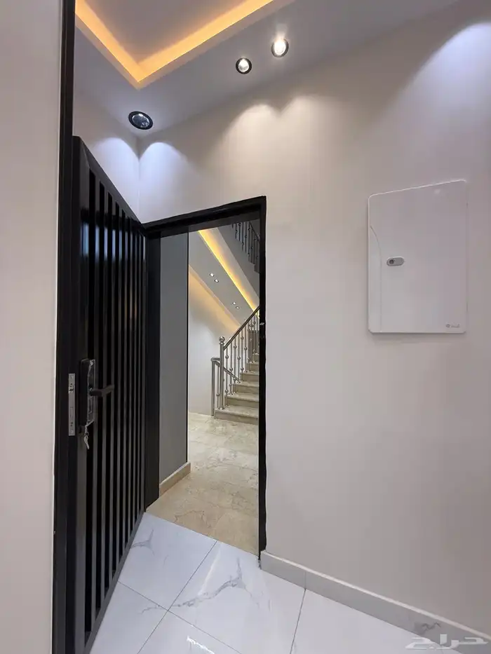 للبيع دور ارضي 6 غرف بحوش حي الأسكان طريق أبها الخميس 36