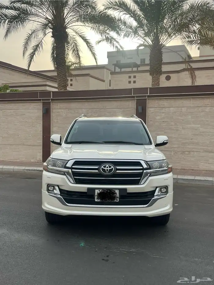 لاندكروزر 2020 GXR V8 4