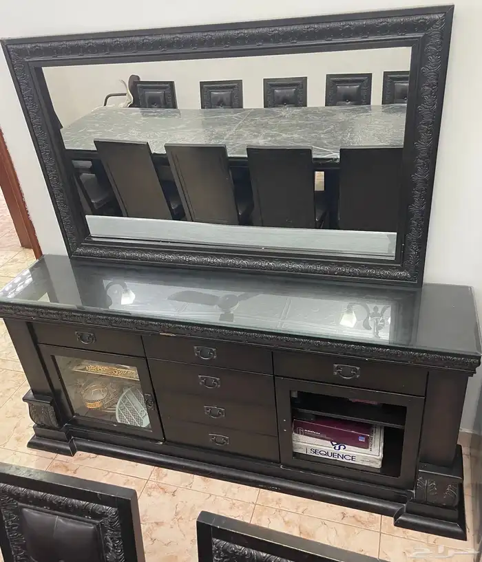 طاولة طعام كبيره 12 كرسي خليه من اي عيوب او كسور 1