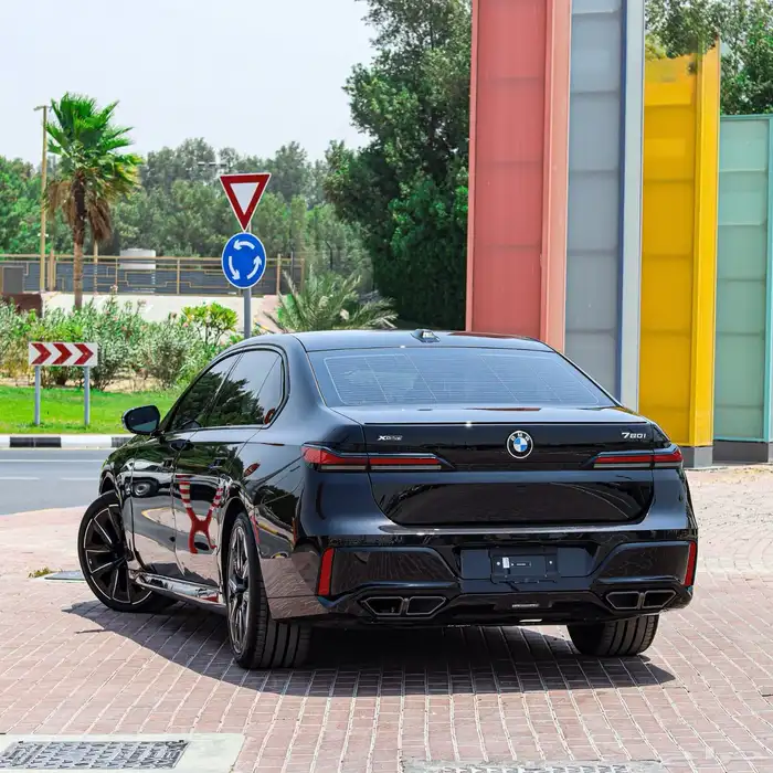 في الامارات 2025 BMW 760i GREY 2