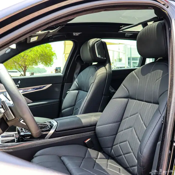 في الامارات 2025 BMW 760i GREY 9