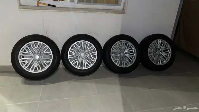 للبيع طقم جنوط كستم سييراgmc  كفرات Landsail XL 7