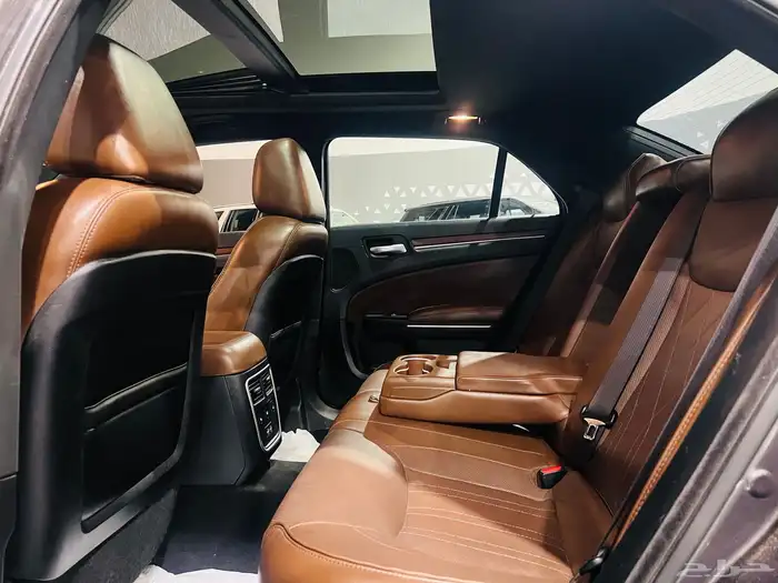 كرايزلر 2021 C300 V6 فل (بحالة ممتازة) 6