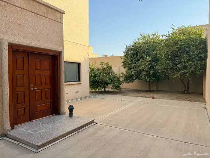 فله في موقع مميز قريبه من مركز الحاره والمسجد نافذ 8