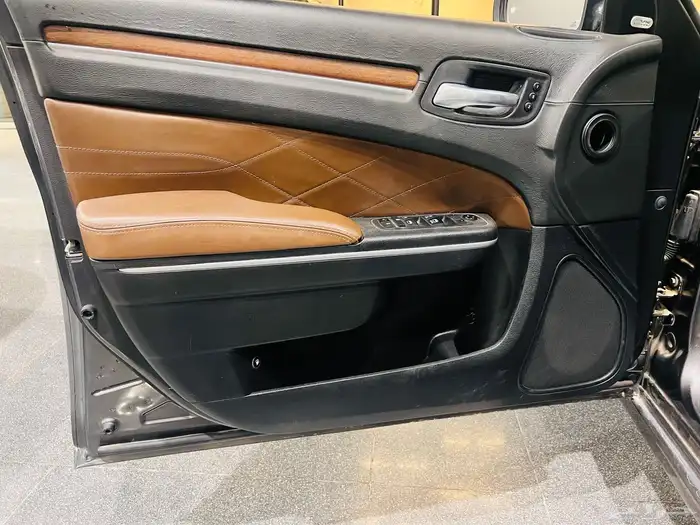 كرايزلر 2021 C300 V6 فل (بحالة ممتازة) 4