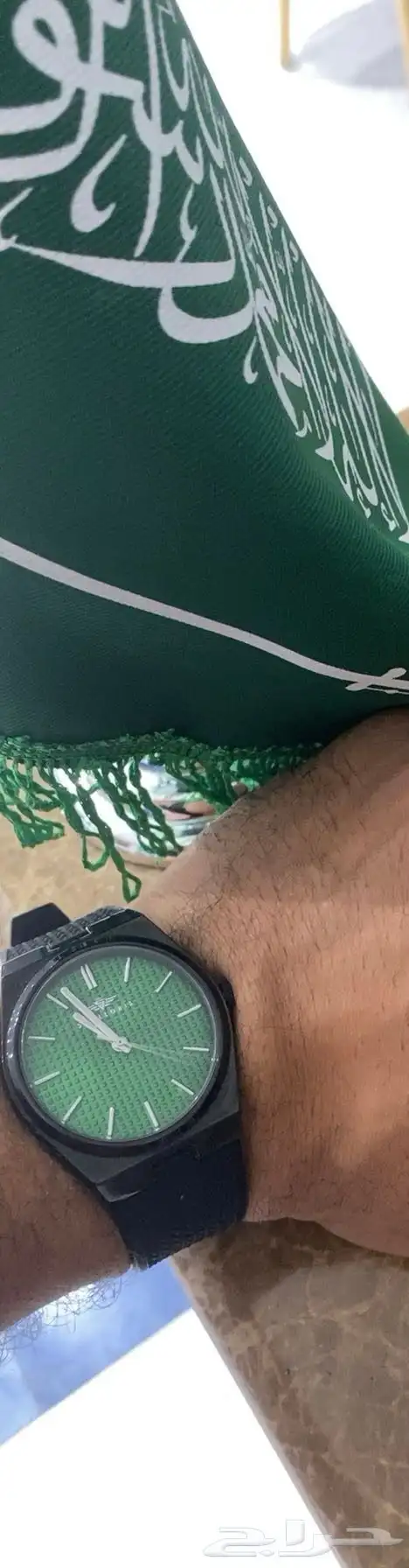 ساعة براندها معروف في النور اللون الأسود من الداخل اخضر 1