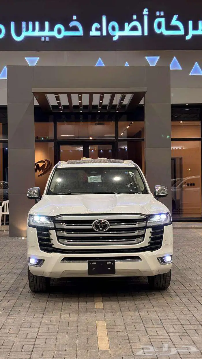 لاندكروزر VXابيض 2025 عبداللطيف جميل 1