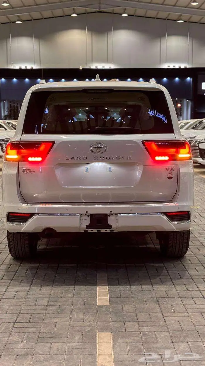 لاندكروزر VXابيض 2025 عبداللطيف جميل 4
