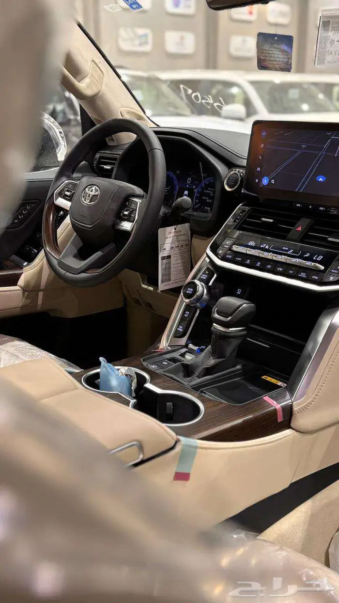 لاندكروزر VXابيض 2025 عبداللطيف جميل 10